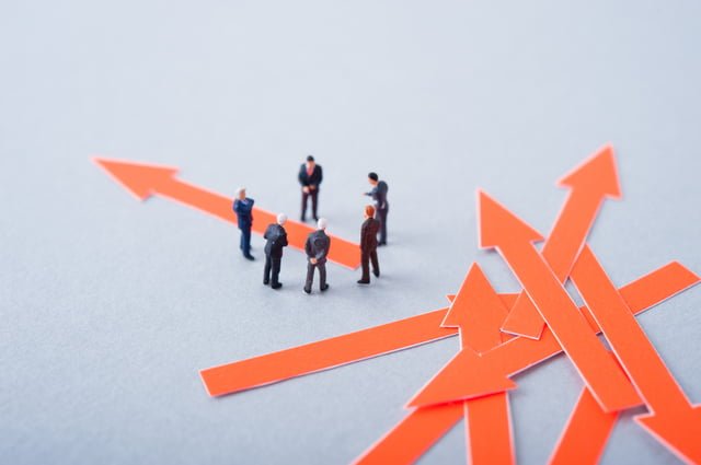 【書評】トラクション〜スタートアップが顧客をつかむ19のチャネル 集合しているビジネスマンと矢印