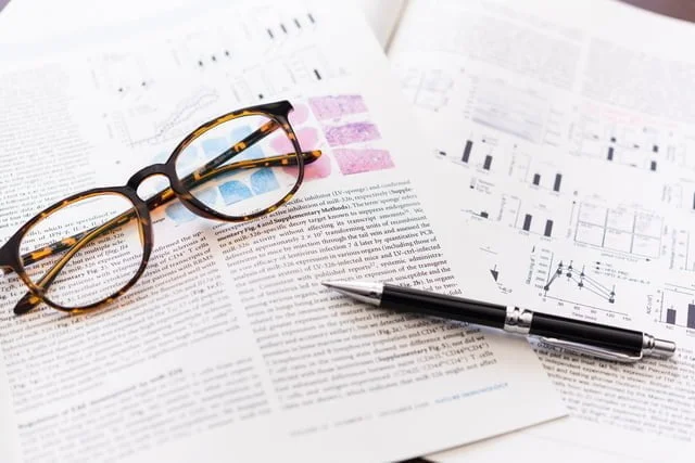 眼鏡とペンと書類