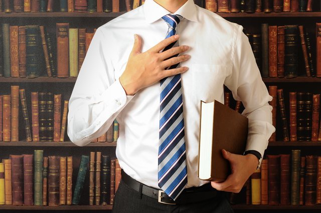 本を持ったビジネスマン