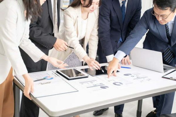 ミーティングをする男女ビジネスパーソン