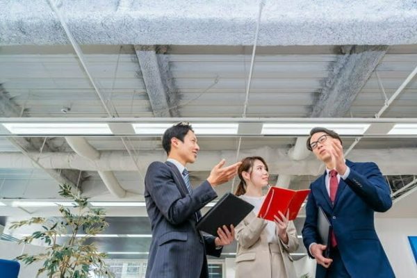 立ち話をするビジネスチーム