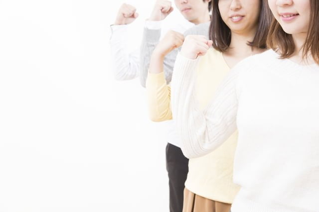 「自己PR」という言葉、もうヤメませんか ガッツポーズ3名